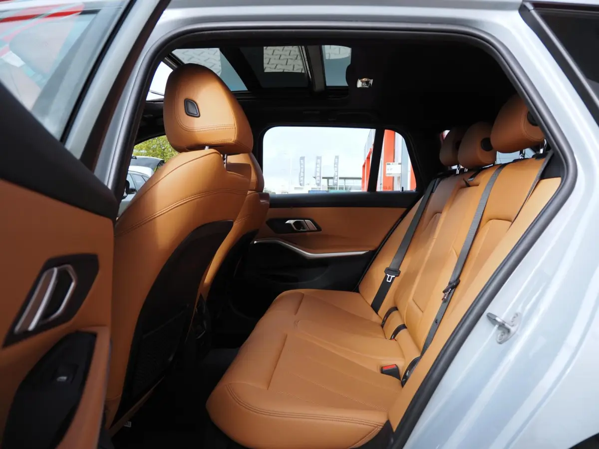 330e M-Sport Brooklyn Grau | Pano | Leder | Head-Up | Camera | Carplay | Digital Dash | Cognac Leder | Led | Trekhaak | Android Auto | Stoelverwarming | Cruisecontrol | Lane Assist | Draadlo