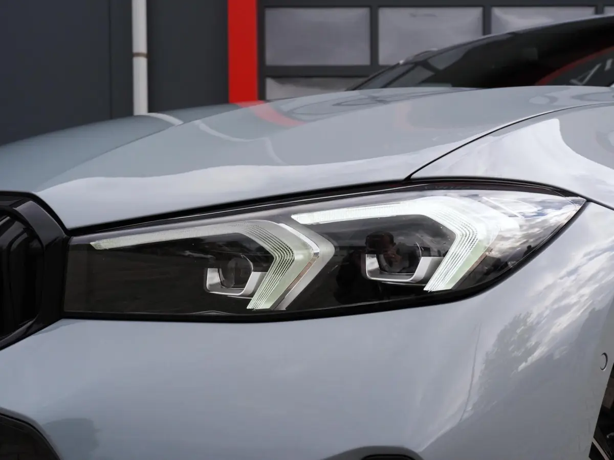 330e M-Sport Brooklyn Grau | Pano | Leder | Head-Up | Camera | Carplay | Digital Dash | Cognac Leder | Led | Trekhaak | Android Auto | Stoelverwarming | Cruisecontrol | Lane Assist | Draadlo