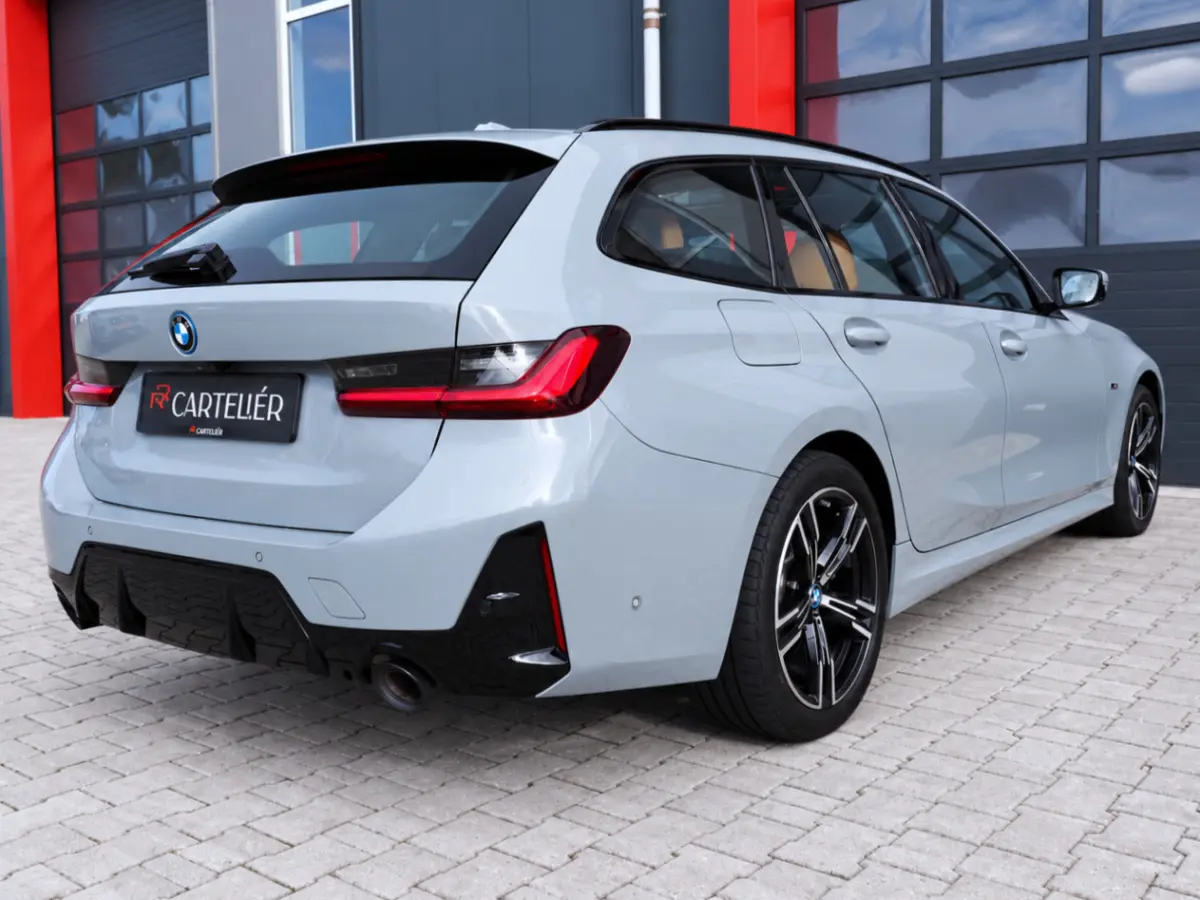 330e M-Sport Brooklyn Grau | Pano | Leder | Head-Up | Camera | Carplay | Digital Dash | Cognac Leder | Led | Trekhaak | Android Auto | Stoelverwarming | Cruisecontrol | Lane Assist | Draadlo