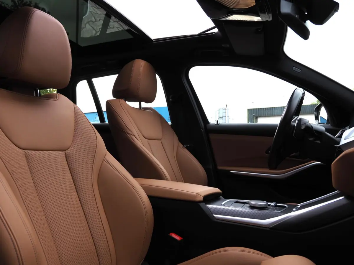 330e M-Sport Brooklyn Grau | Pano | Leder | Head-Up | Camera | Carplay | Digital Dash | Cognac Leder | Led | Trekhaak | Android Auto | Stoelverwarming | Cruisecontrol | Lane Assist | Draadlo