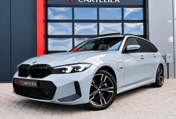 330e M-Sport Brooklyn Grau | Pano | Leder | Head-Up | Camera | Carplay | Digital Dash | Cognac Leder | Led | Trekhaak | Android Auto | Stoelverwarming | Cruisecontrol | Lane Assist | Draadlo