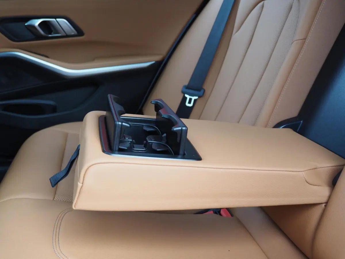 330e M-Sport Brooklyn Grau | Pano | Leder | Head-Up | Camera | Carplay | Digital Dash | Cognac Leder | Led | Trekhaak | Android Auto | Stoelverwarming | Cruisecontrol | Lane Assist | Draadlo