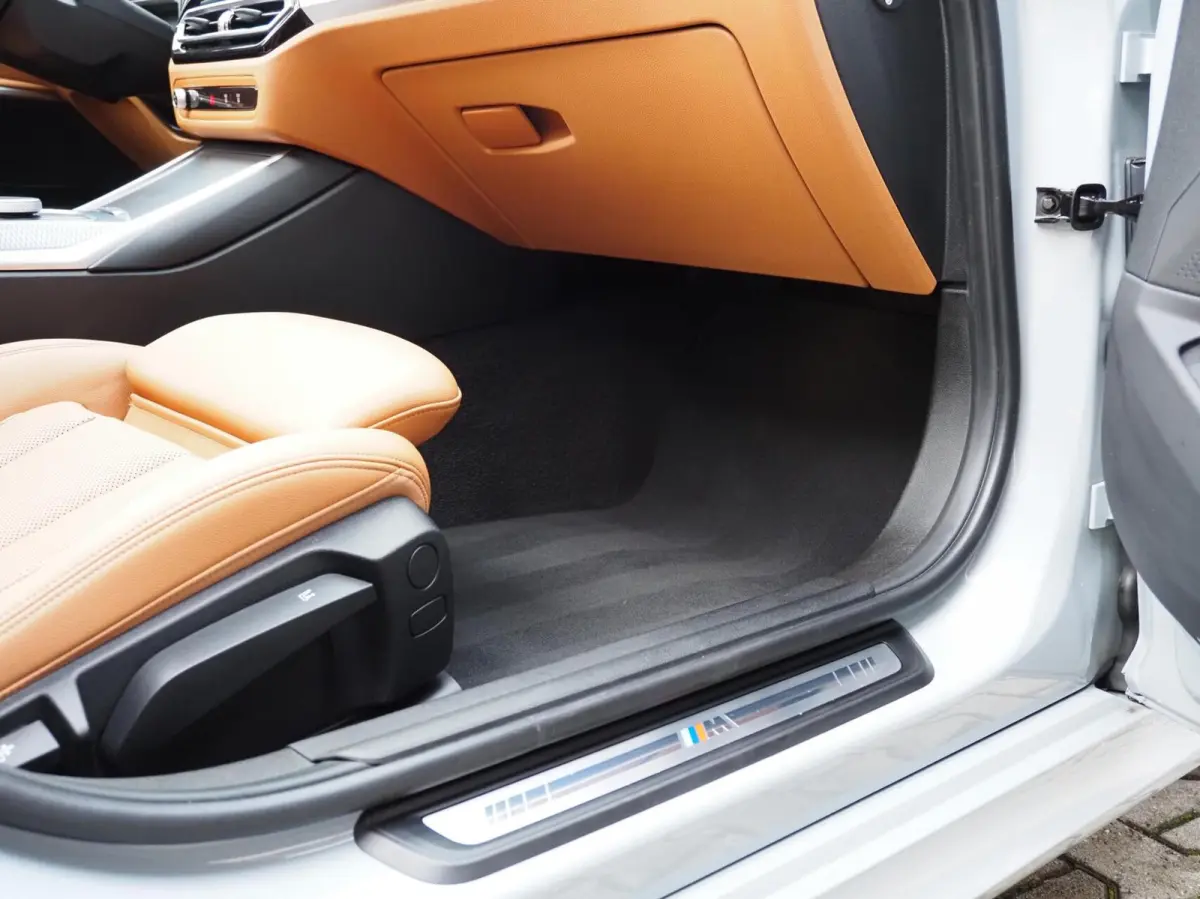330e M-Sport Brooklyn Grau | Pano | Leder | Head-Up | Camera | Carplay | Digital Dash | Cognac Leder | Led | Trekhaak | Android Auto | Stoelverwarming | Cruisecontrol | Lane Assist | Draadlo