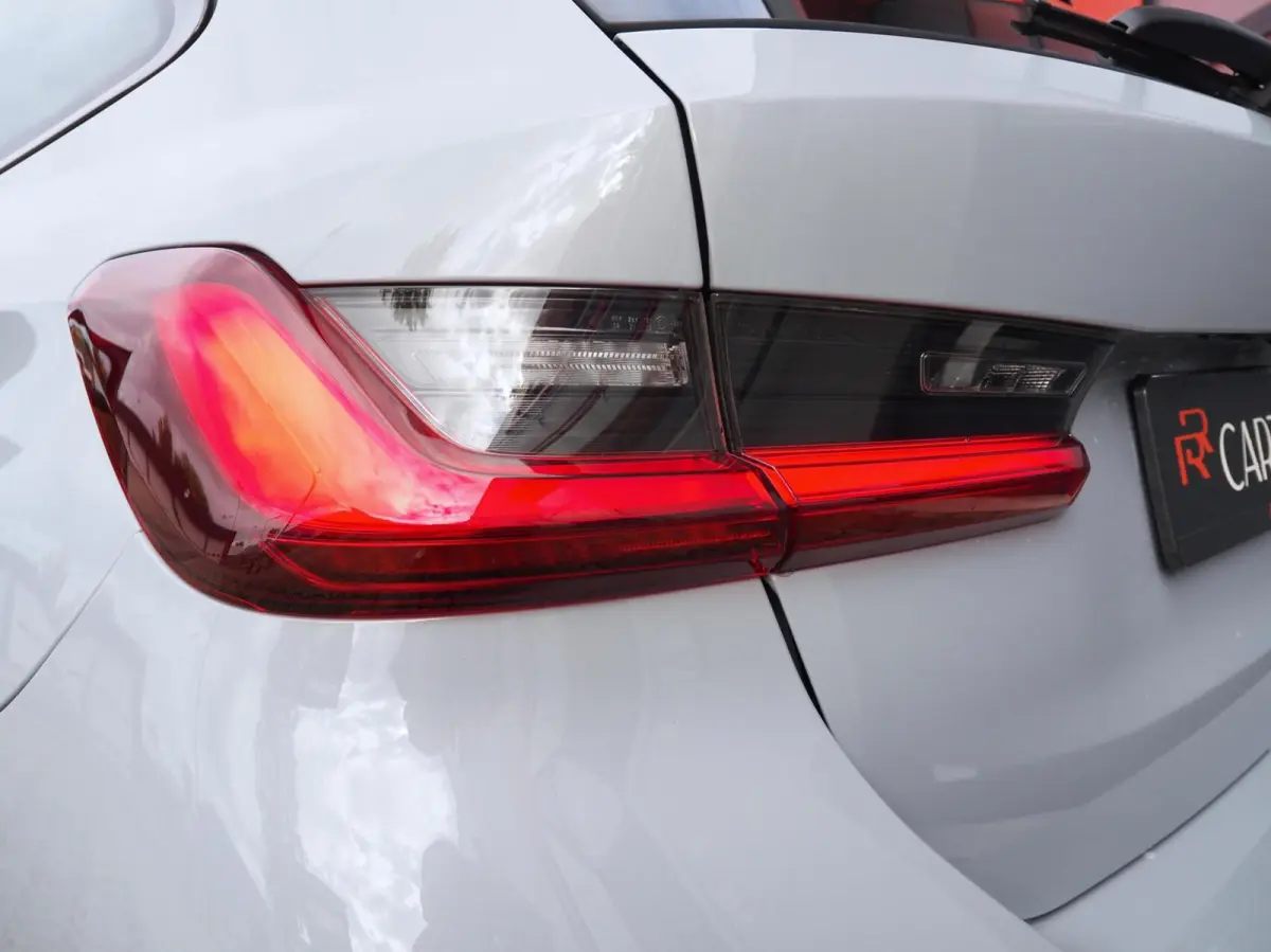 330e M-Sport Brooklyn Grau | Pano | Leder | Head-Up | Camera | Carplay | Digital Dash | Cognac Leder | Led | Trekhaak | Android Auto | Stoelverwarming | Cruisecontrol | Lane Assist | Draadlo