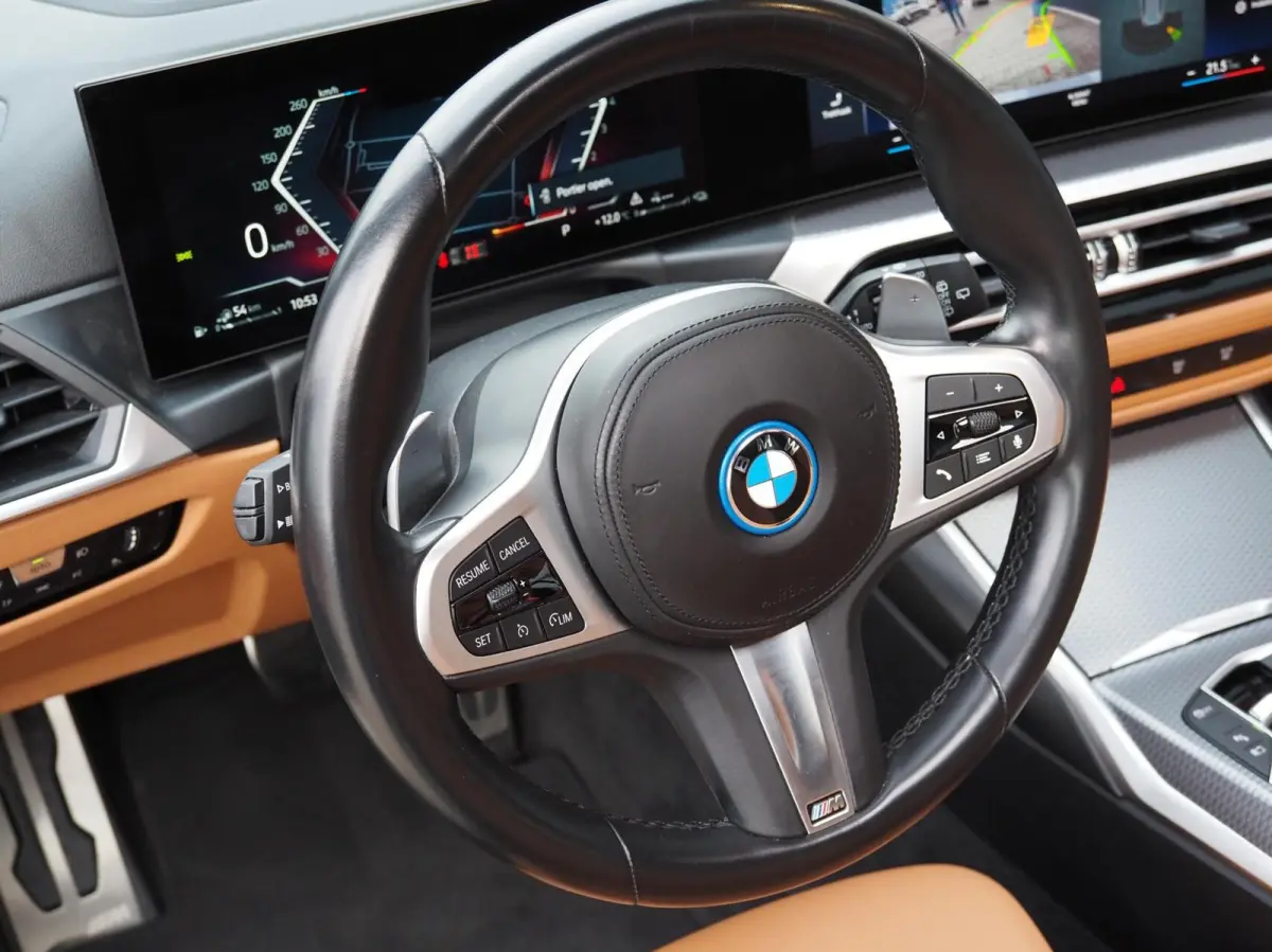 330e M-Sport Brooklyn Grau | Pano | Leder | Head-Up | Camera | Carplay | Digital Dash | Cognac Leder | Led | Trekhaak | Android Auto | Stoelverwarming | Cruisecontrol | Lane Assist | Draadlo