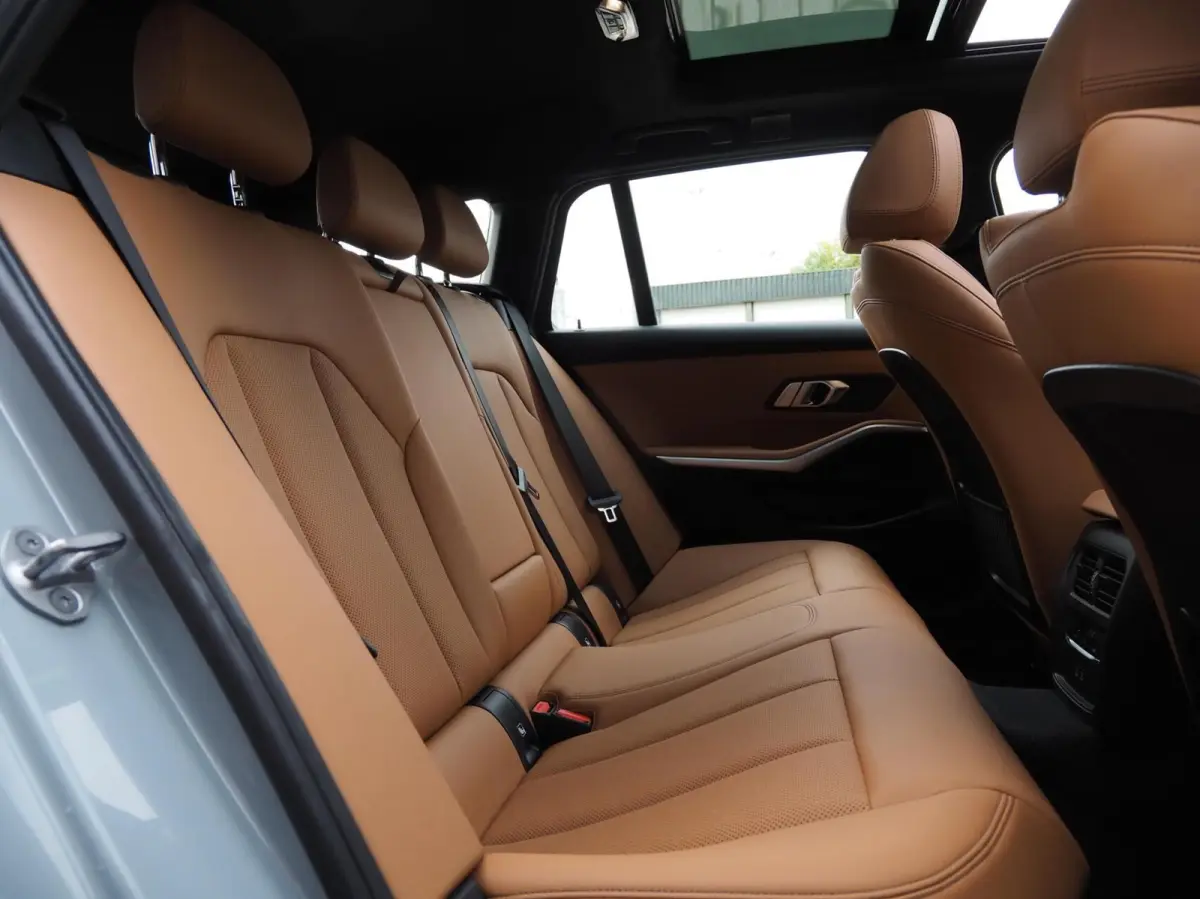 330e M-Sport Brooklyn Grau | Pano | Leder | Head-Up | Camera | Carplay | Digital Dash | Cognac Leder | Led | Trekhaak | Android Auto | Stoelverwarming | Cruisecontrol | Lane Assist | Draadlo