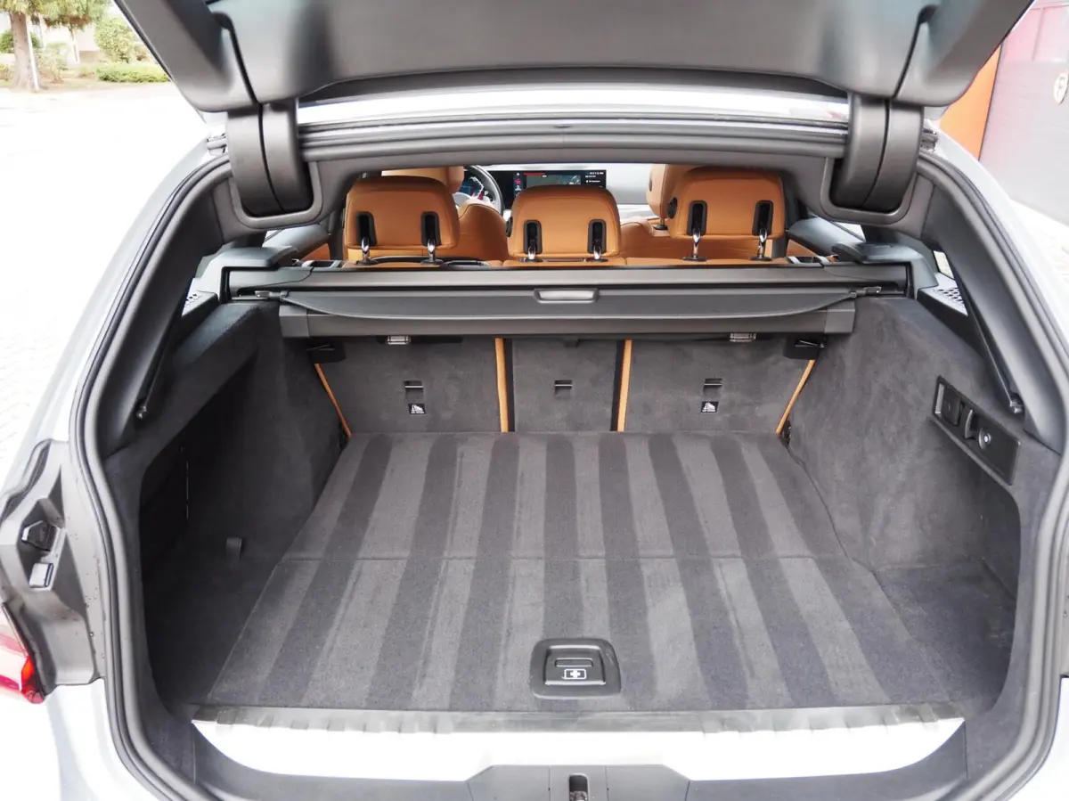 330e M-Sport Brooklyn Grau | Pano | Leder | Head-Up | Camera | Carplay | Digital Dash | Cognac Leder | Led | Trekhaak | Android Auto | Stoelverwarming | Cruisecontrol | Lane Assist | Draadlo