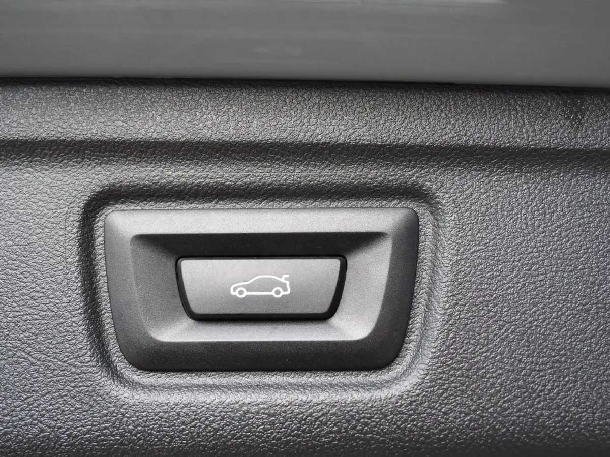 330e M-Sport Brooklyn Grau | Pano | Leder | Head-Up | Camera | Carplay | Digital Dash | Cognac Leder | Led | Trekhaak | Android Auto | Stoelverwarming | Cruisecontrol | Lane Assist | Draadlo