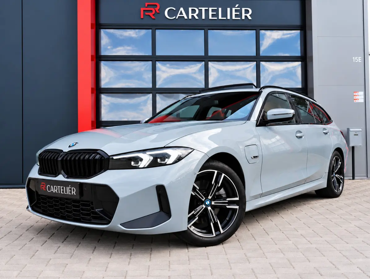 330e M-Sport Brooklyn Grau | Pano | Leder | Head-Up | Camera | Carplay | Digital Dash | Cognac Leder | Led | Trekhaak | Android Auto | Stoelverwarming | Cruisecontrol | Lane Assist | Draadlo
