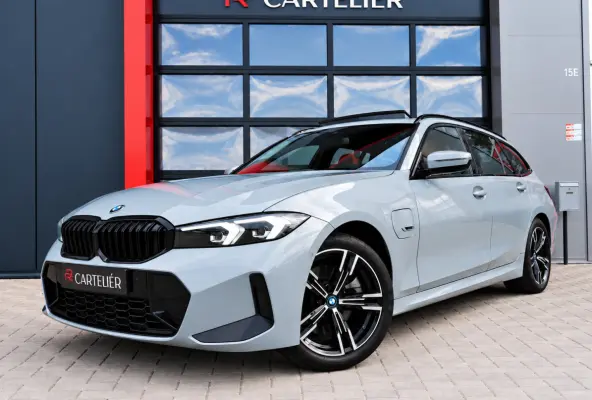 330e M-Sport Brooklyn Grau | Pano | Leder | Head-Up | Camera | Carplay | Digital Dash | Cognac Leder | Led | Trekhaak | Android Auto | Stoelverwarming | Cruisecontrol | Lane Assist | Draadlo