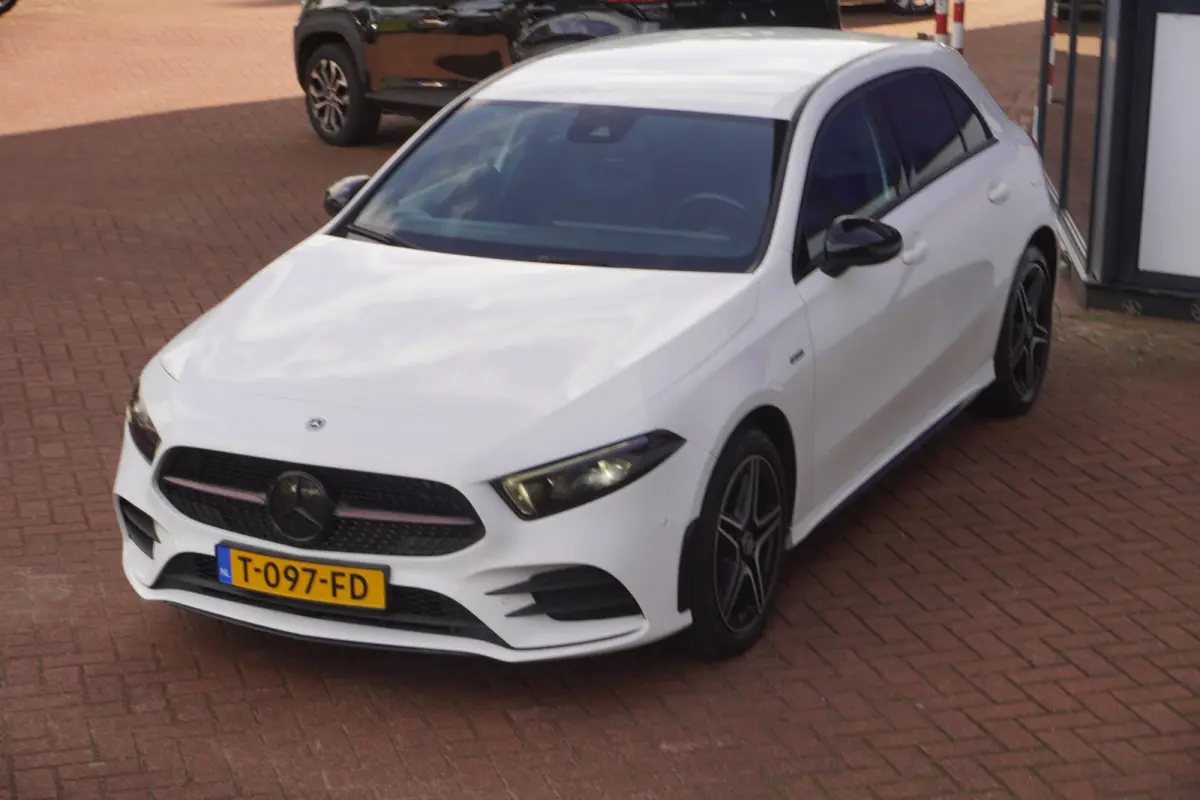 250 e Business Line AMG PHEV / Camera / Navi / Sfeer-verl / Stoelverwarm. / LED / = DECEMBER 2020 !!