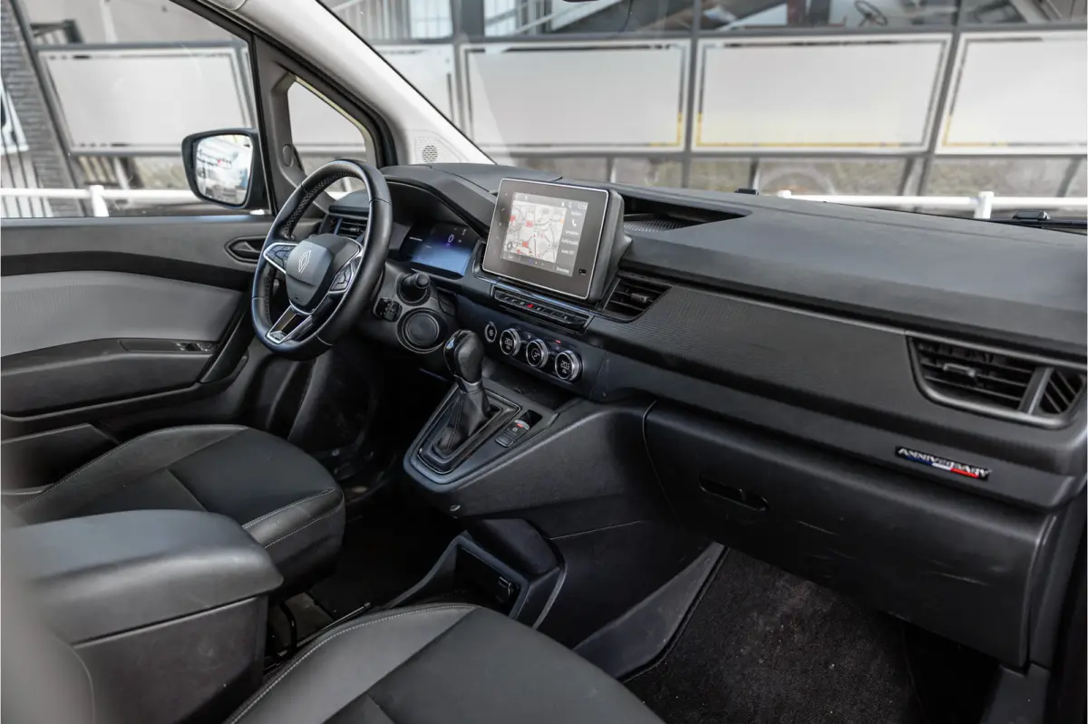 Sport 1.5 Blue dCi | ACC | LED | Trekhaak | Stoelverwarming | Blind Spot | Climate control | DAB | Orig. NL auto | Nieuwe APK | Dealer onderhouden