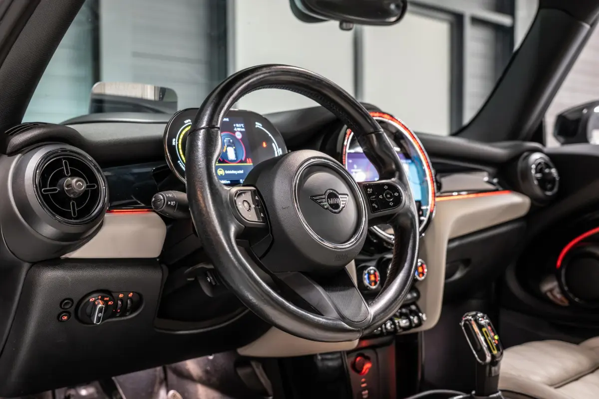 MINI Yours 33 kWh SOH93% | Schuifdak | Adapt. cruise | Sportstoelen | NL Auto