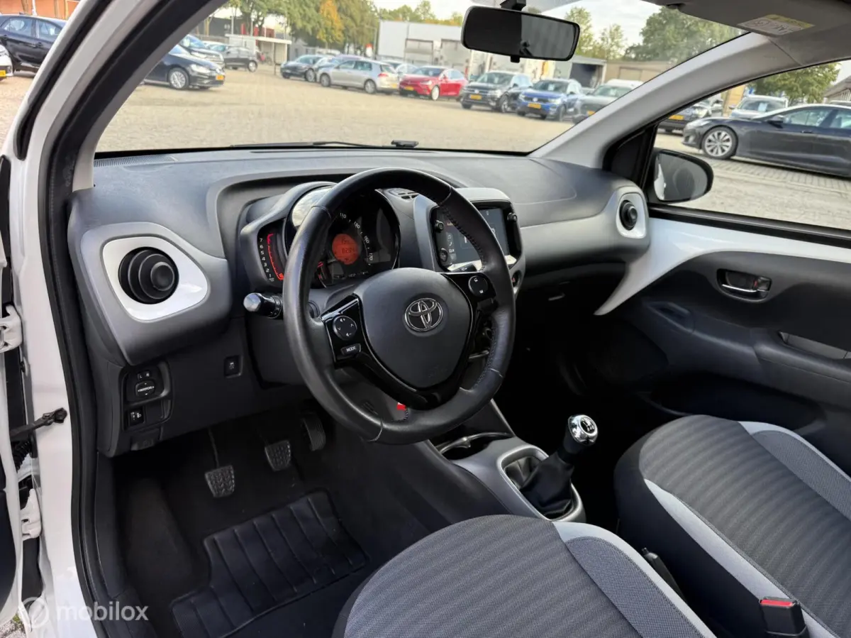 1.0 VVT-i x-play CAMERA | CARPLAY | TOPSTAAT