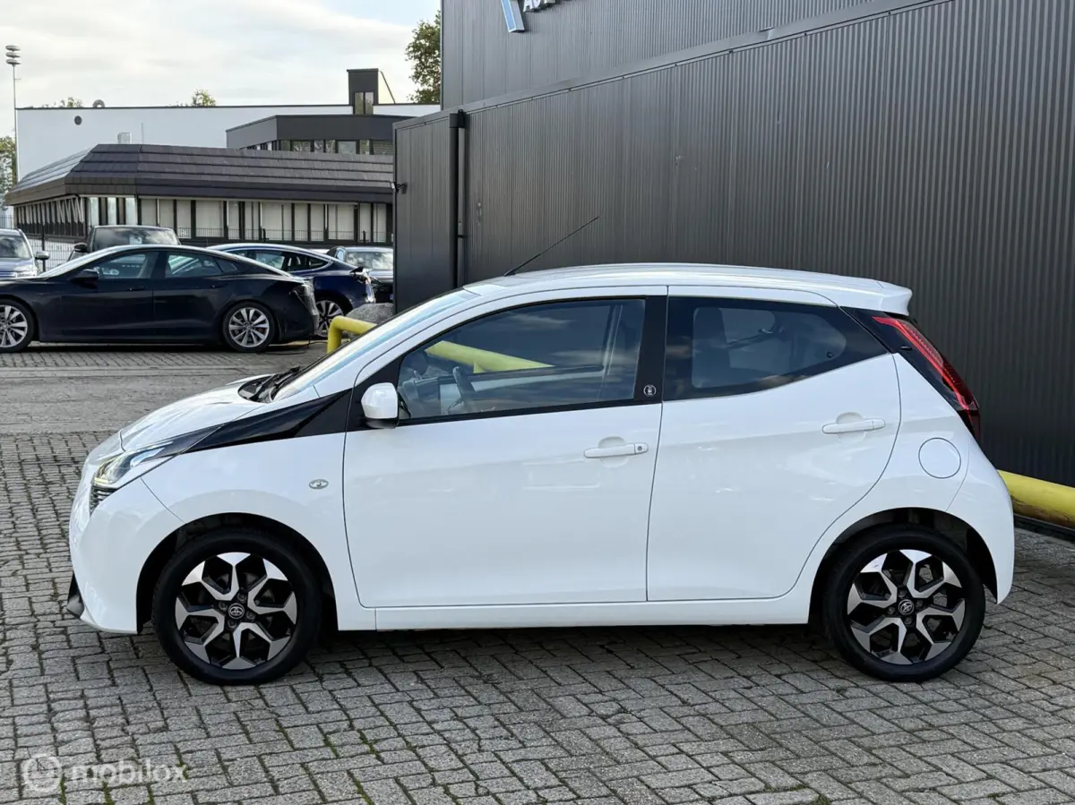 1.0 VVT-i x-play CAMERA | CARPLAY | TOPSTAAT