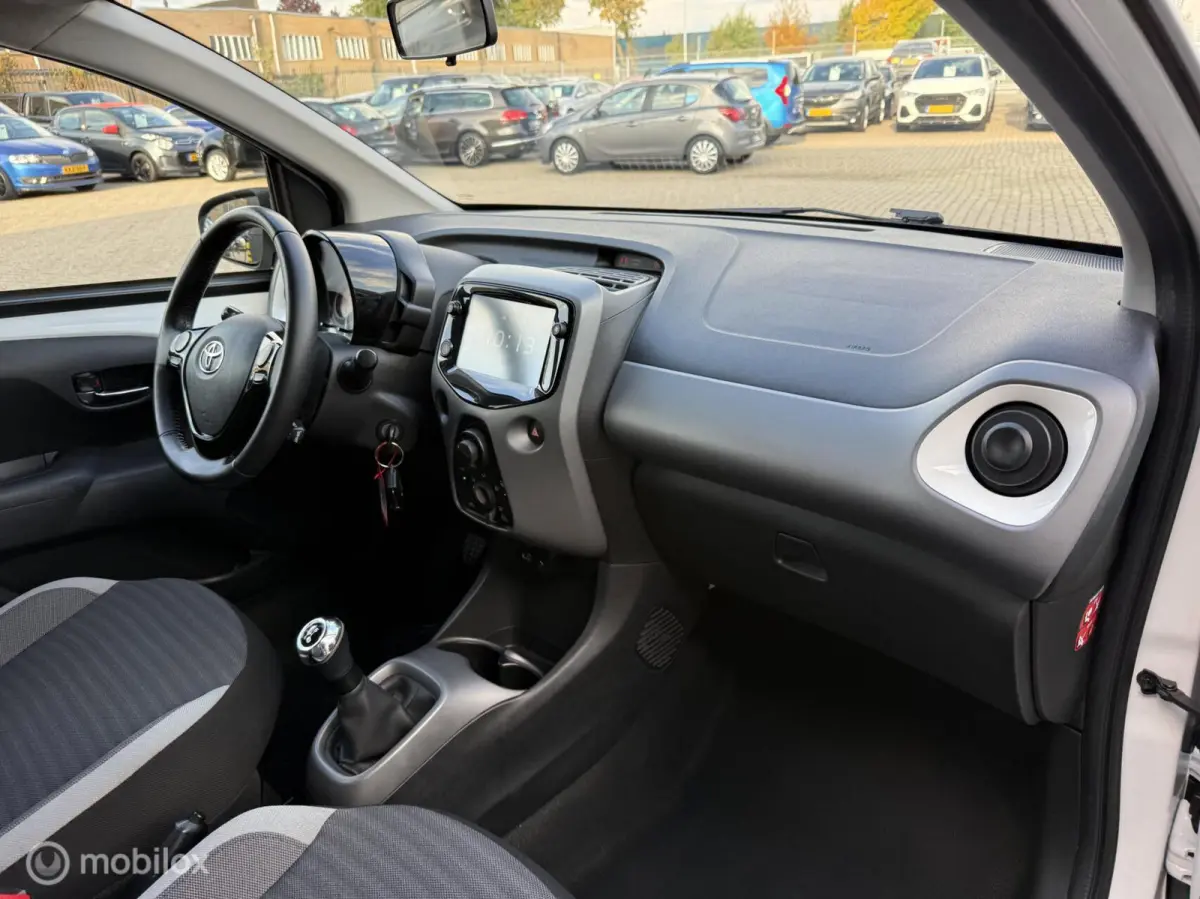 1.0 VVT-i x-play CAMERA | CARPLAY | TOPSTAAT