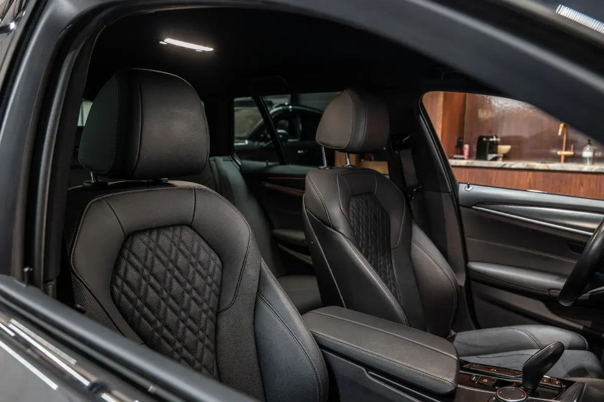 520i Business Edition Plus Sensatec M Sport | Dealer Onderhouden | Elektr. Trekhaak