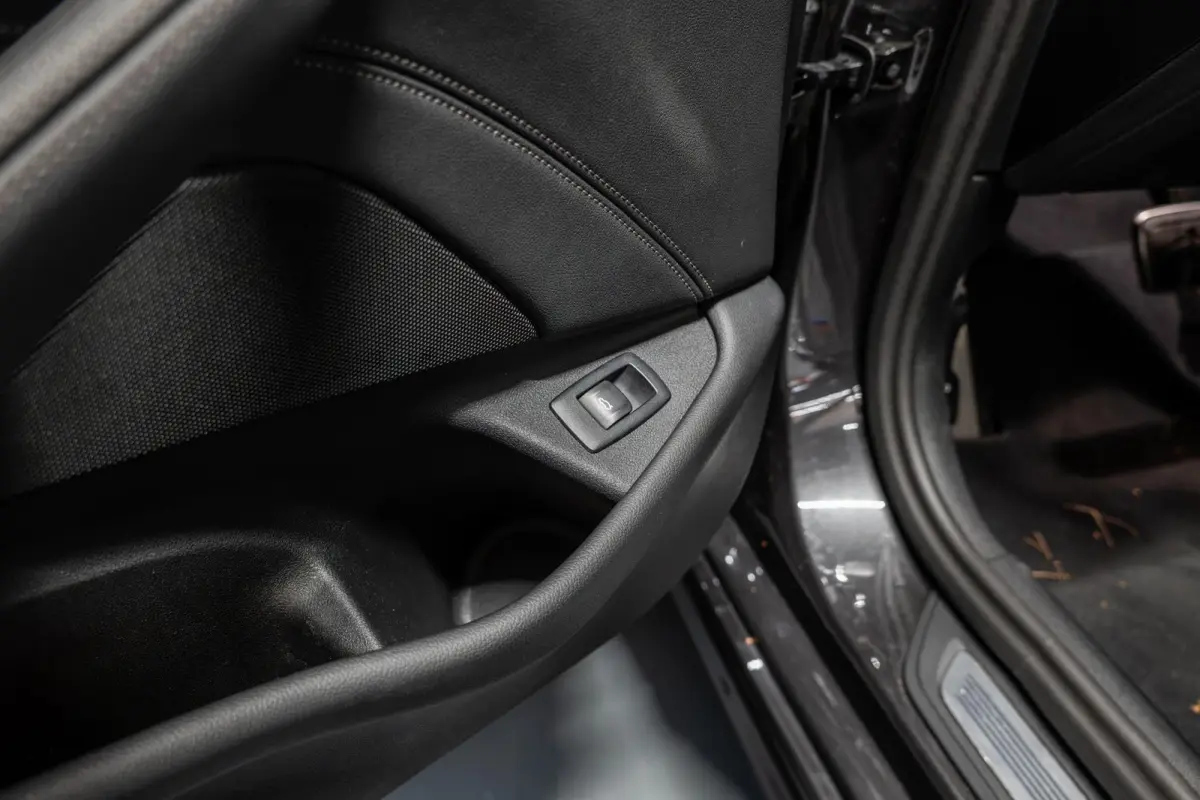 520i Business Edition Plus Sensatec M Sport | Dealer Onderhouden | Elektr. Trekhaak