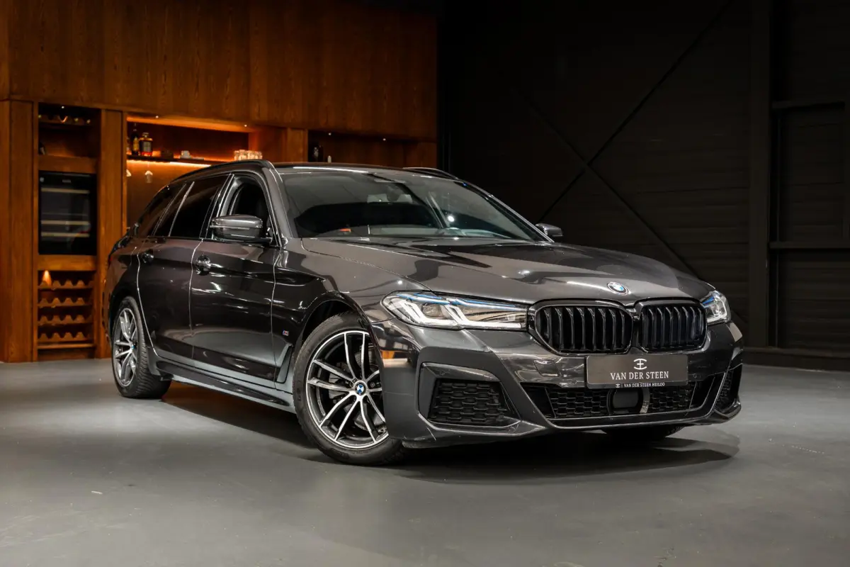520i Business Edition Plus Sensatec M Sport | Dealer Onderhouden | Elektr. Trekhaak