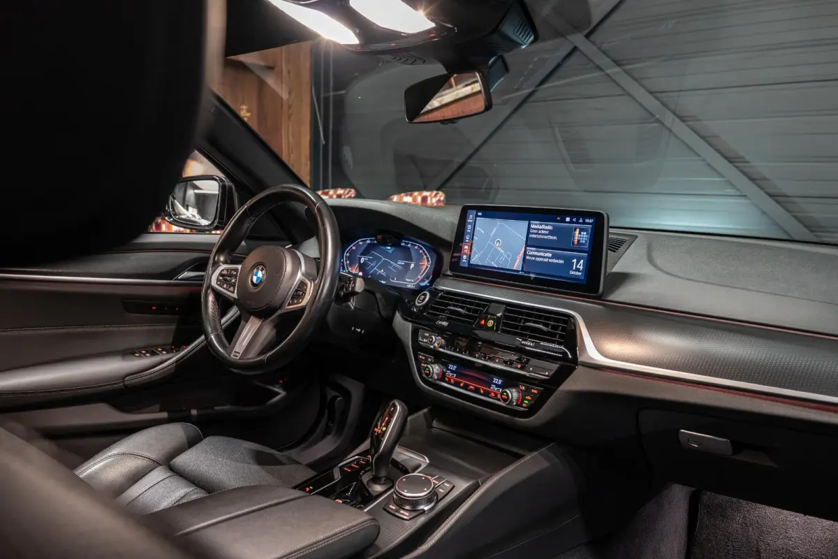 520i Business Edition Plus Sensatec M Sport | Dealer Onderhouden | Elektr. Trekhaak