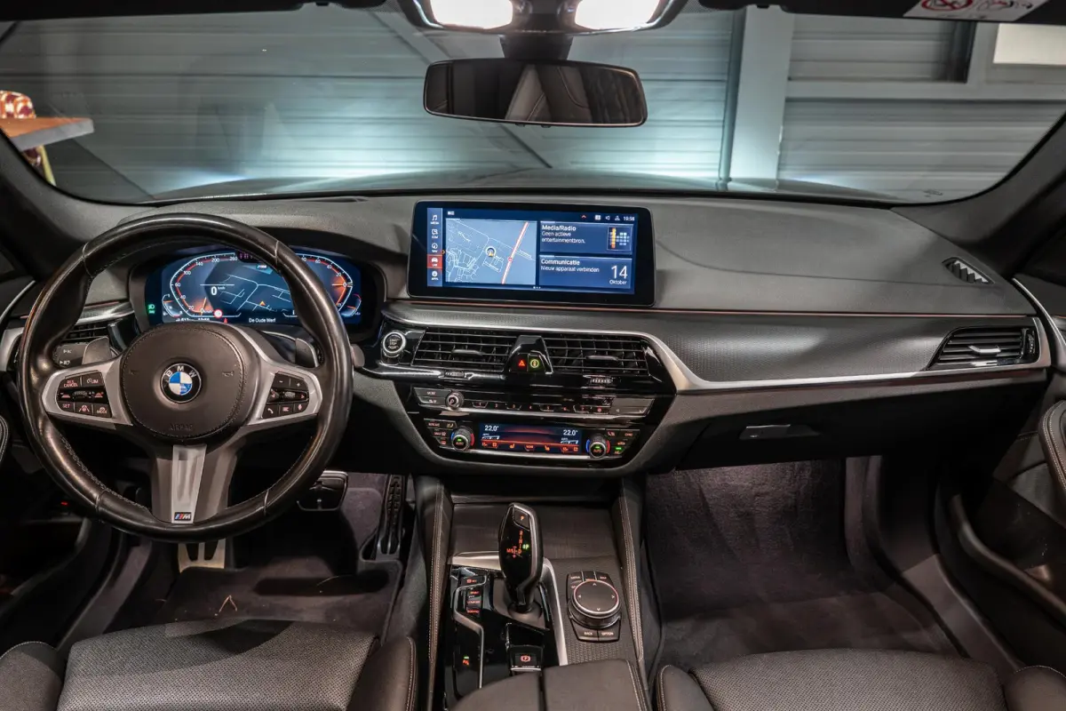 520i Business Edition Plus Sensatec M Sport | Dealer Onderhouden | Elektr. Trekhaak