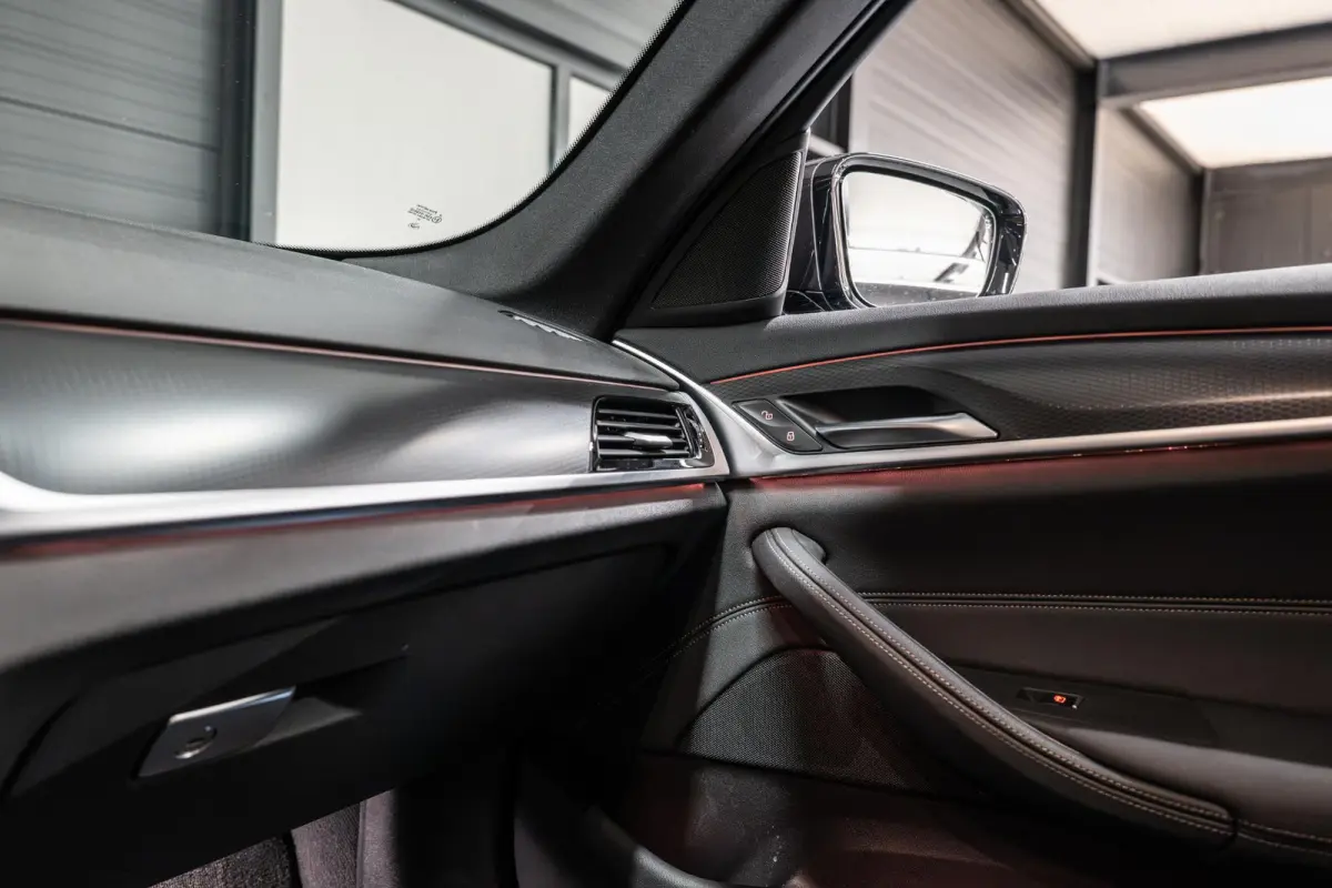 520i Business Edition Plus Sensatec M Sport | Dealer Onderhouden | Elektr. Trekhaak