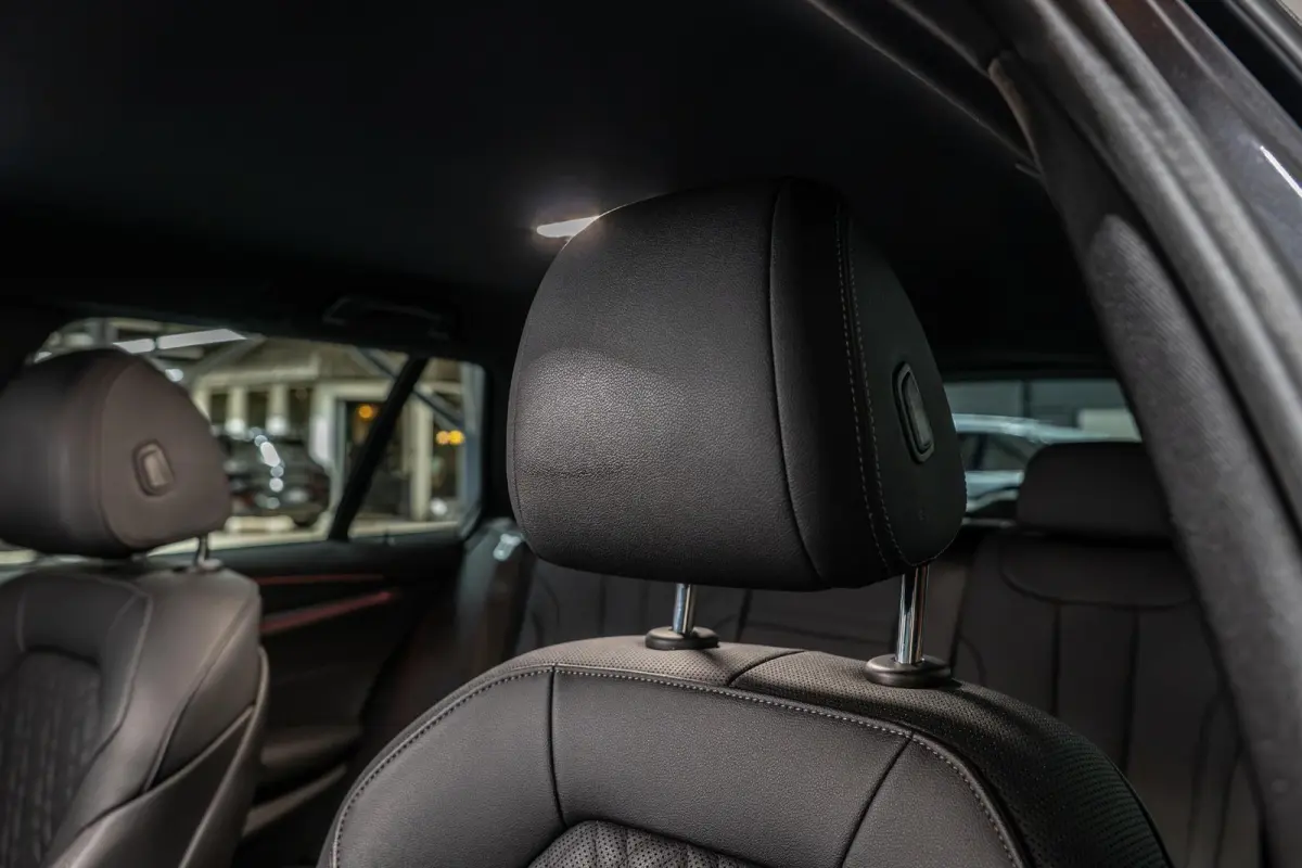 520i Business Edition Plus Sensatec M Sport | Dealer Onderhouden | Elektr. Trekhaak