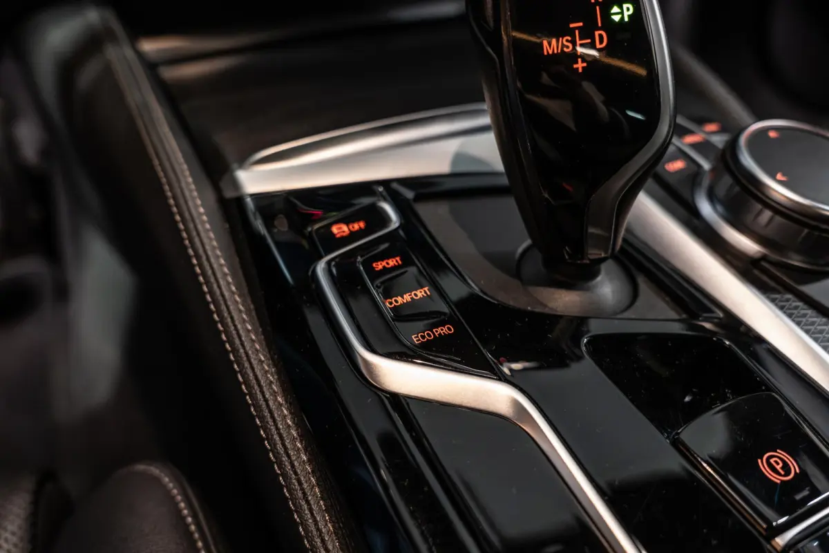 520i Business Edition Plus Sensatec M Sport | Dealer Onderhouden | Elektr. Trekhaak