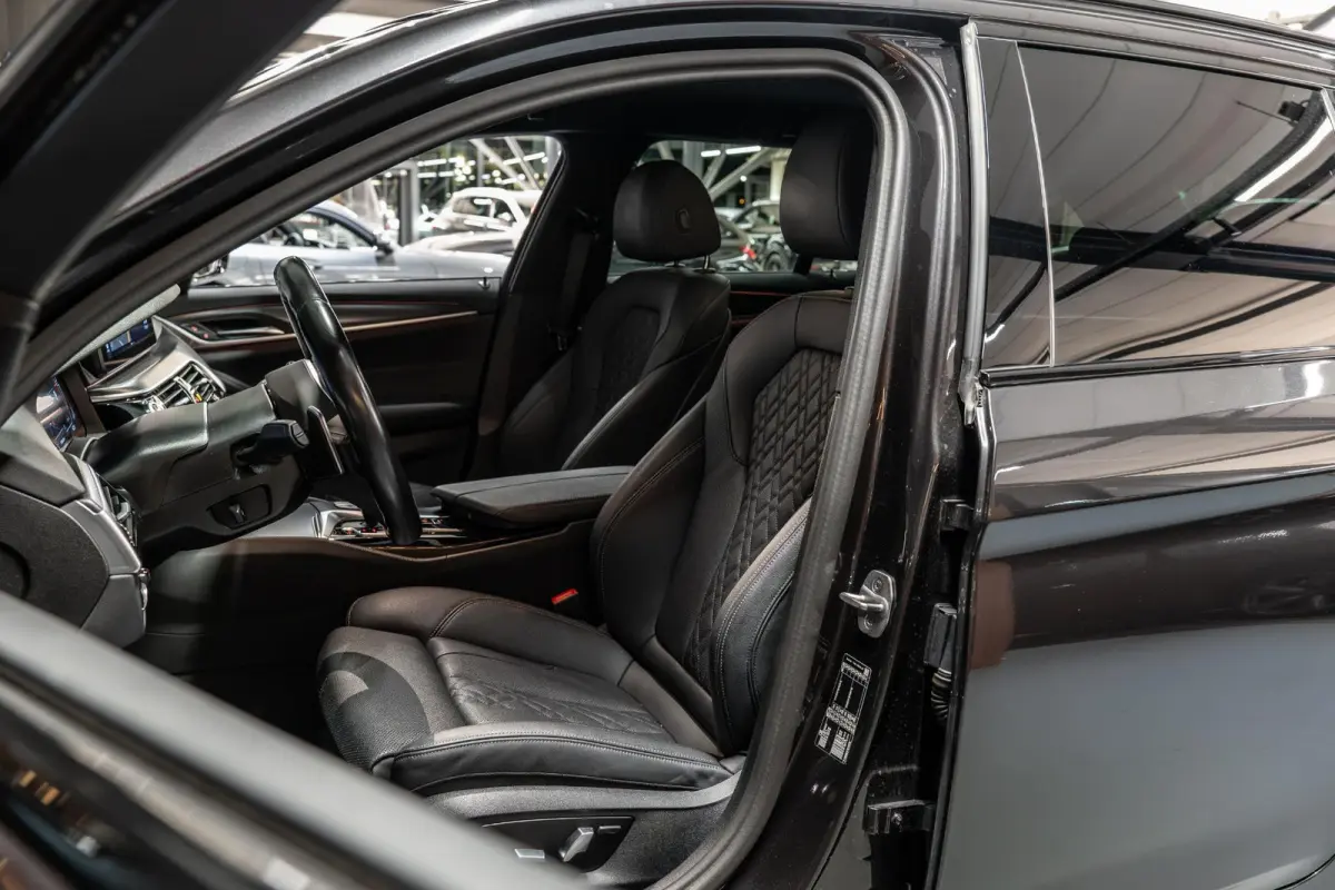 520i Business Edition Plus Sensatec M Sport | Dealer Onderhouden | Elektr. Trekhaak
