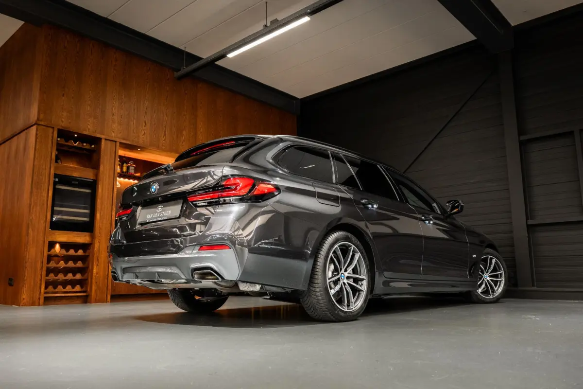 520i Business Edition Plus Sensatec M Sport | Dealer Onderhouden | Elektr. Trekhaak