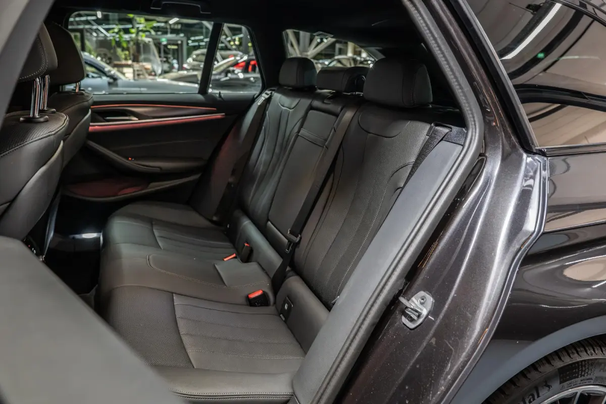 520i Business Edition Plus Sensatec M Sport | Dealer Onderhouden | Elektr. Trekhaak