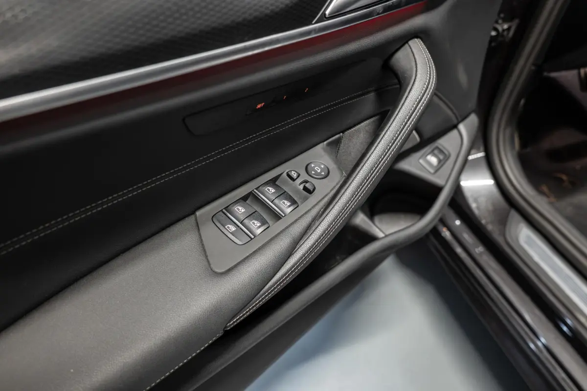 520i Business Edition Plus Sensatec M Sport | Dealer Onderhouden | Elektr. Trekhaak