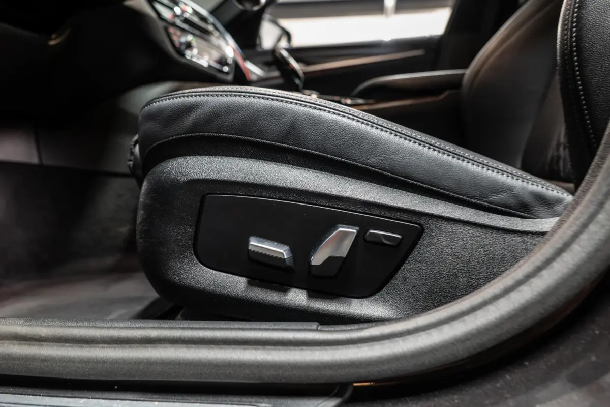 520i Business Edition Plus Sensatec M Sport | Dealer Onderhouden | Elektr. Trekhaak