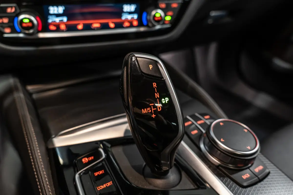 520i Business Edition Plus Sensatec M Sport | Dealer Onderhouden | Elektr. Trekhaak