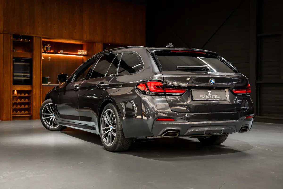 520i Business Edition Plus Sensatec M Sport | Dealer Onderhouden | Elektr. Trekhaak