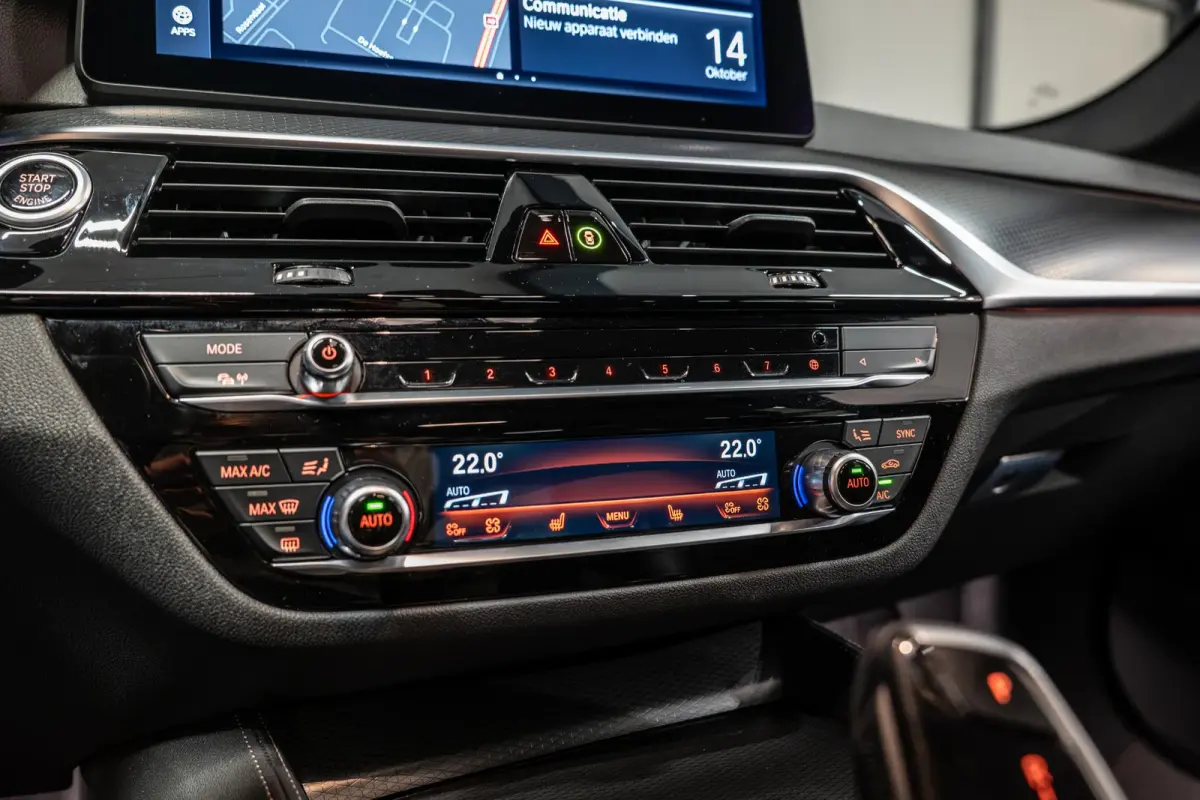 520i Business Edition Plus Sensatec M Sport | Dealer Onderhouden | Elektr. Trekhaak