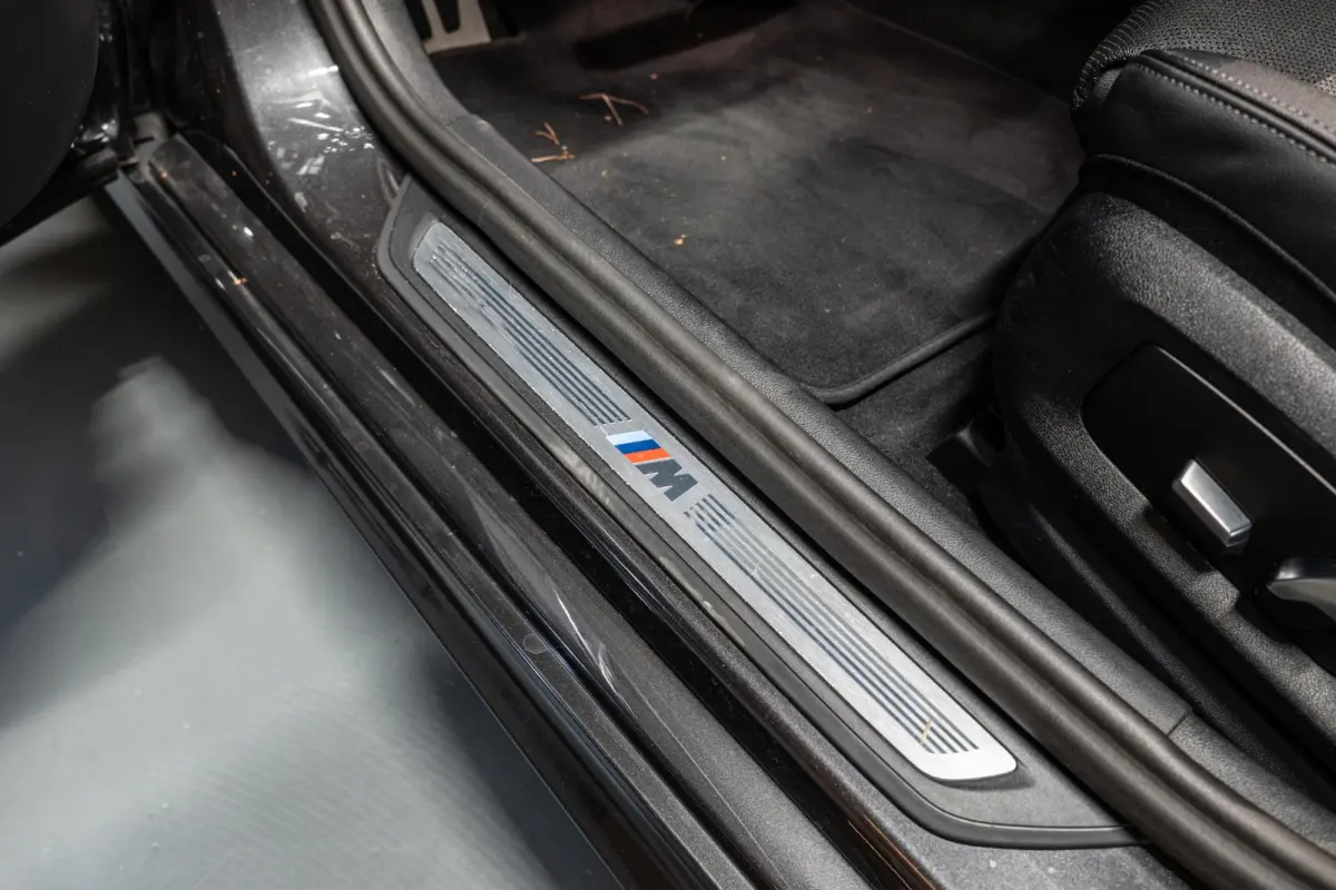 520i Business Edition Plus Sensatec M Sport | Dealer Onderhouden | Elektr. Trekhaak
