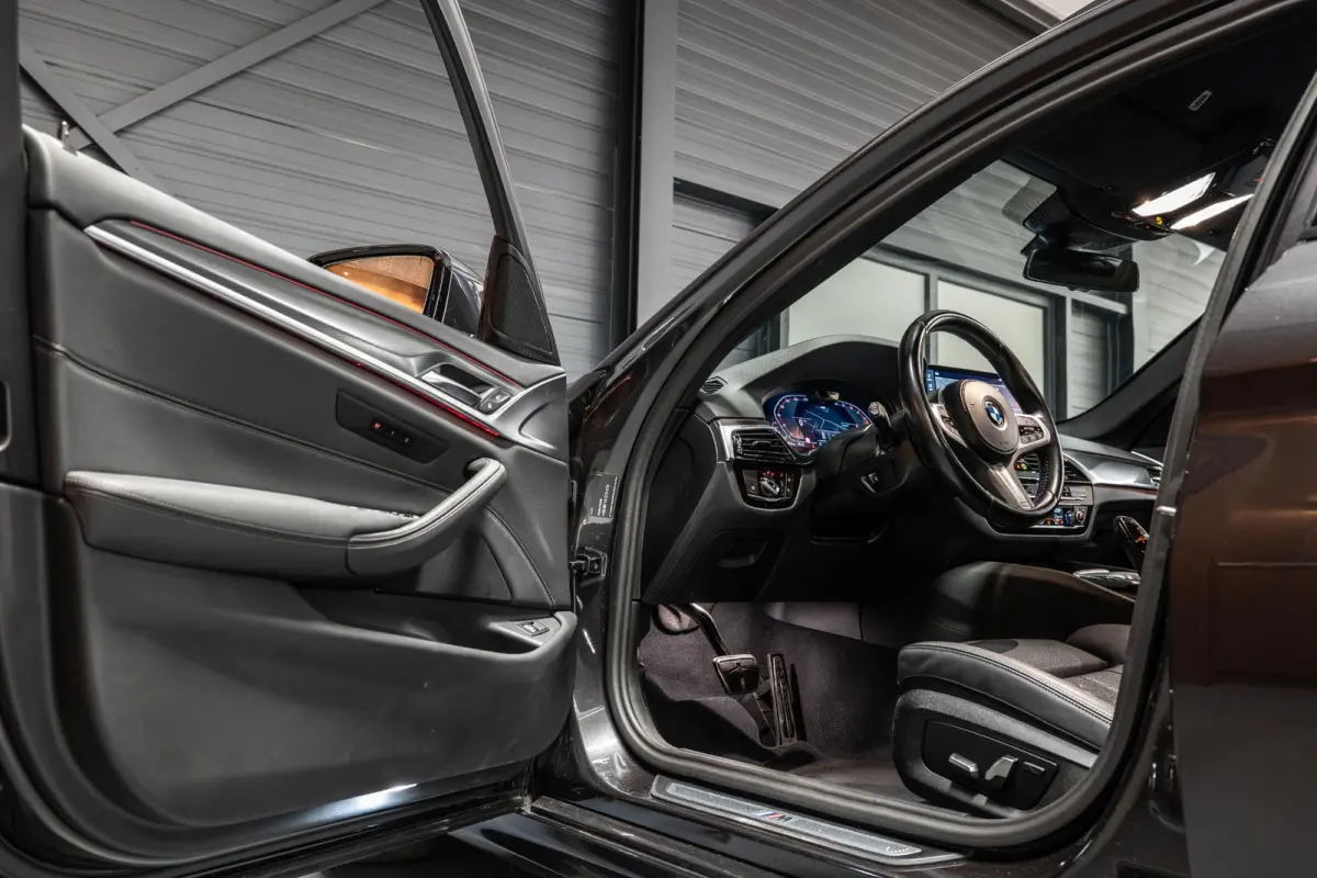 520i Business Edition Plus Sensatec M Sport | Dealer Onderhouden | Elektr. Trekhaak