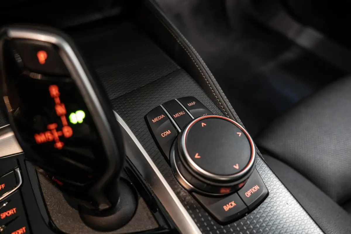 520i Business Edition Plus Sensatec M Sport | Dealer Onderhouden | Elektr. Trekhaak