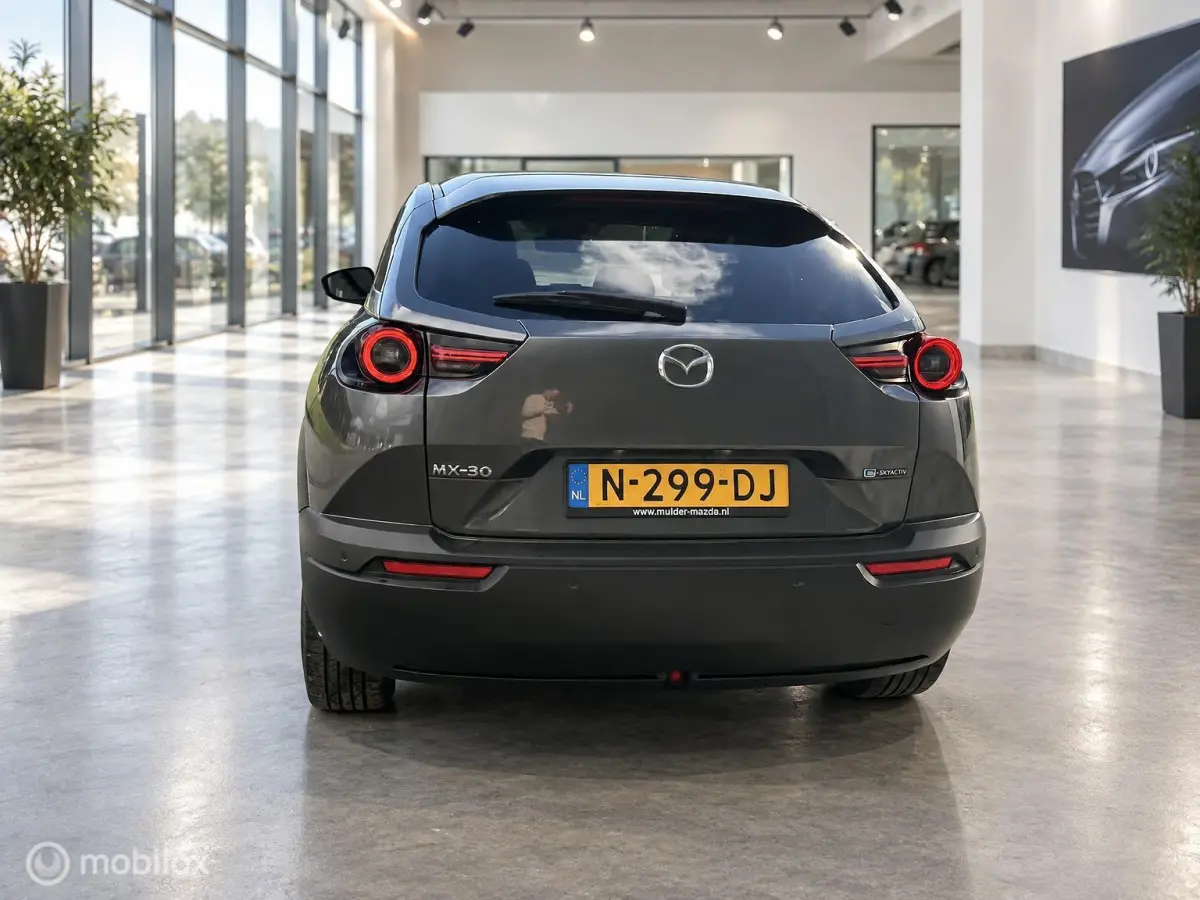 e-SkyActiv 145 | SOH 94% | ACCUGARANTIE| HUD | STOEL- & STUURVERWARMING | ADAPTIVE CRUISE | CAMERA | KEYLESS