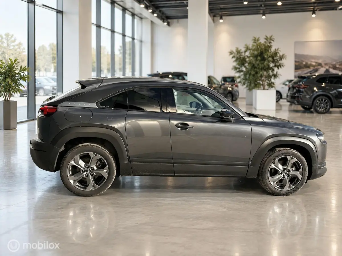 e-SkyActiv 145 | SOH 94% | ACCUGARANTIE| HUD | STOEL- & STUURVERWARMING | ADAPTIVE CRUISE | CAMERA | KEYLESS