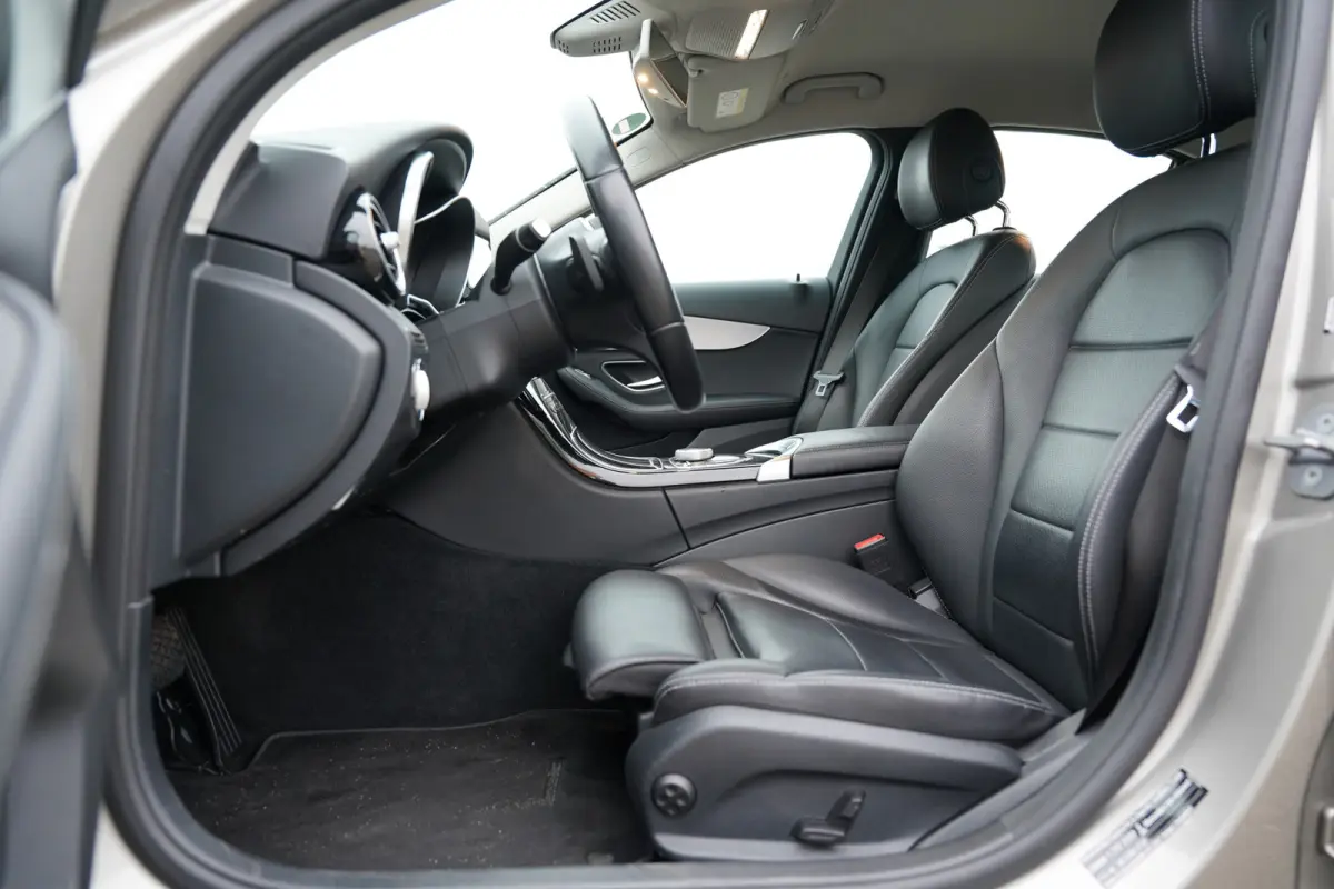 200 d Business Solution 160pk | Apple Carplay/Android Auto | Lederen bekleding | LED koplampen | Navigatiesysteem full map | Parkeersensor voor en achter | Trekhaak | Voorstoelen verwarmd | 