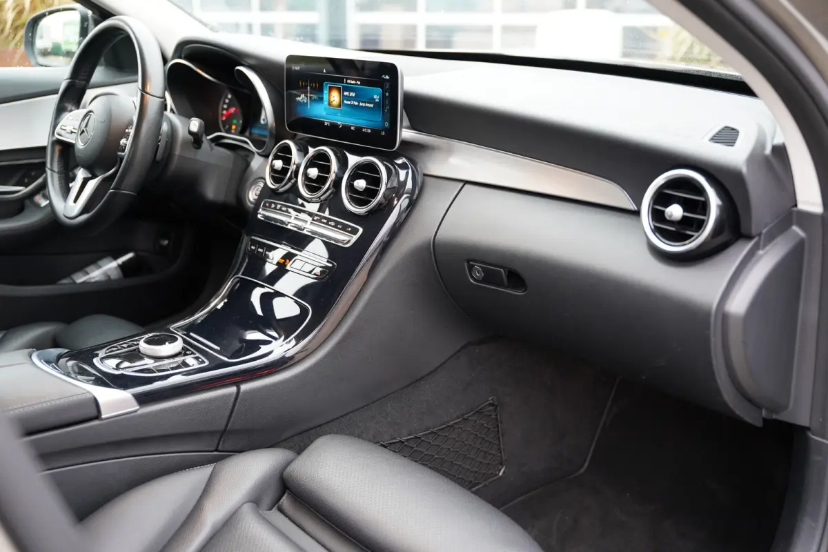 200 d Business Solution 160pk | Apple Carplay/Android Auto | Lederen bekleding | LED koplampen | Navigatiesysteem full map | Parkeersensor voor en achter | Trekhaak | Voorstoelen verwarmd | 