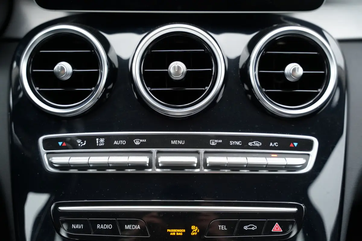 200 d Business Solution 160pk | Apple Carplay/Android Auto | Lederen bekleding | LED koplampen | Navigatiesysteem full map | Parkeersensor voor en achter | Trekhaak | Voorstoelen verwarmd | 