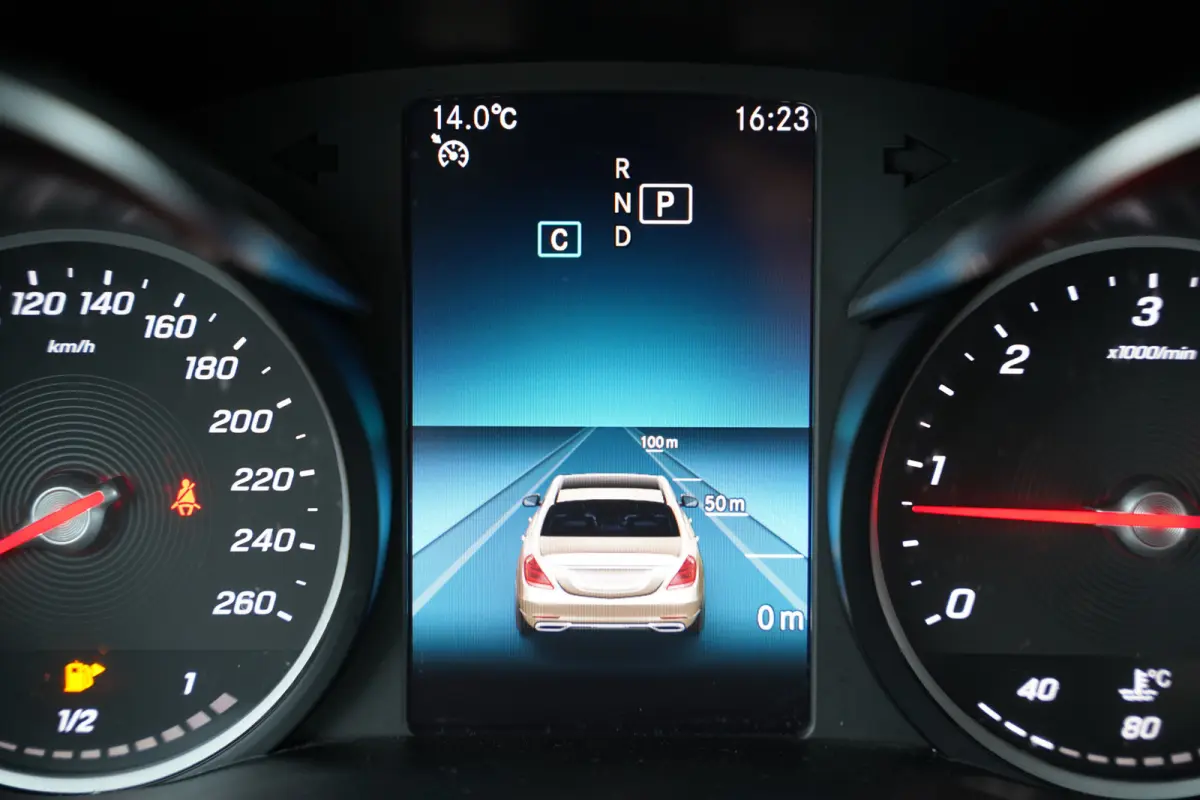 200 d Business Solution 160pk | Apple Carplay/Android Auto | Lederen bekleding | LED koplampen | Navigatiesysteem full map | Parkeersensor voor en achter | Trekhaak | Voorstoelen verwarmd | 