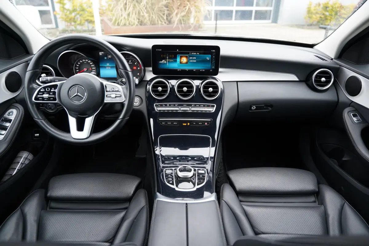 200 d Business Solution 160pk | Apple Carplay/Android Auto | Lederen bekleding | LED koplampen | Navigatiesysteem full map | Parkeersensor voor en achter | Trekhaak | Voorstoelen verwarmd | 