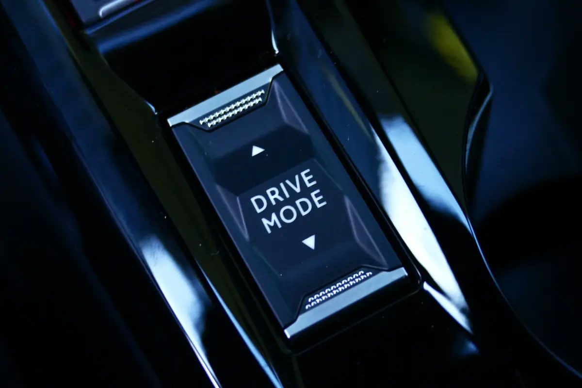 GT | Active Safety Brake met camera en radar (automatisch noodremsysteem) met Distance Alert (waarschuwing dreigende aanrijding) | Advanced Active Safety Brake met camera en radar | Climate 