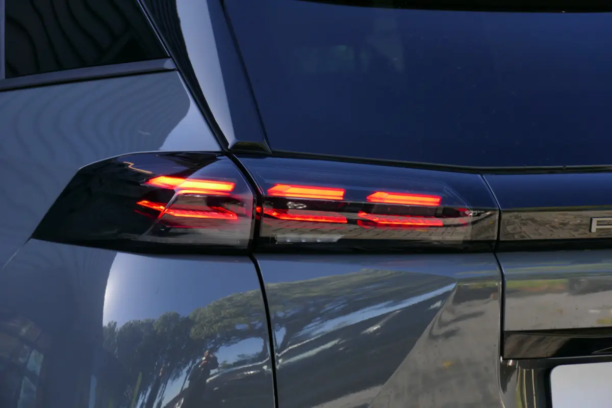GT | Active Safety Brake met camera en radar (automatisch noodremsysteem) met Distance Alert (waarschuwing dreigende aanrijding) | Advanced Active Safety Brake met camera en radar | Climate 