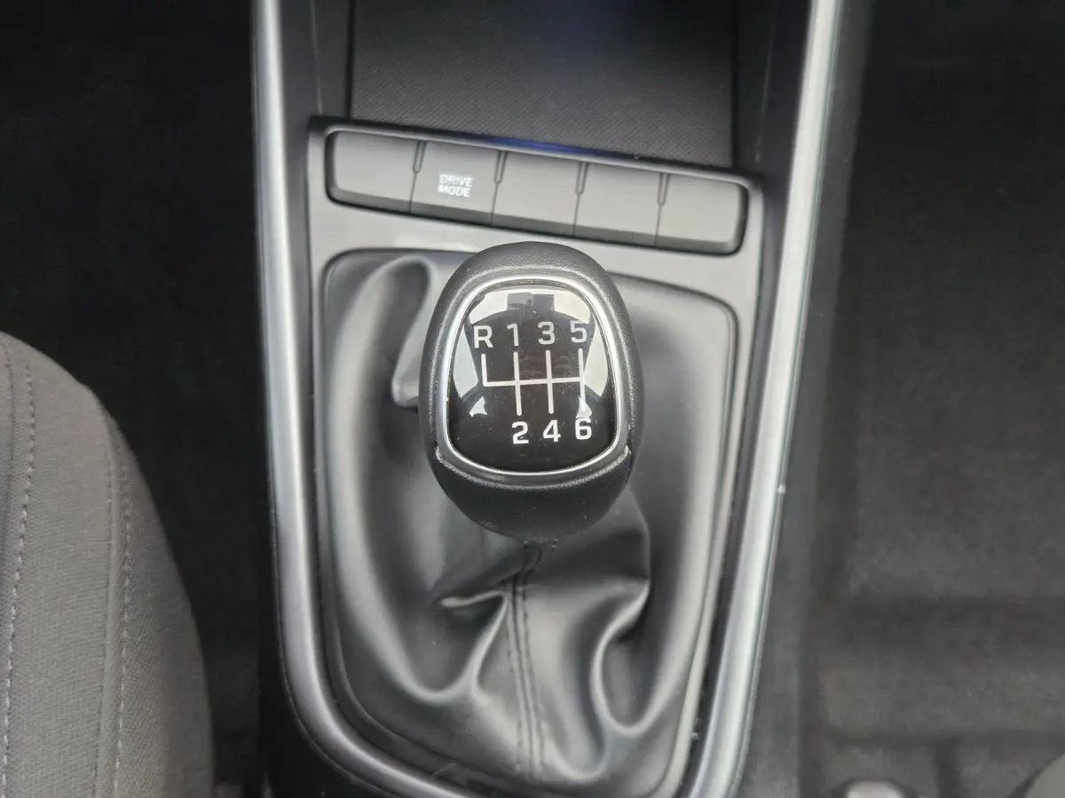 1.0 T-GDI 100pk Comfort | Airco | Camera | Carplay | Cruise control | Dodehoek detectie | Navigatie | Parkeersensoren | Digitaal cockpit | Lichtmetalen velgen