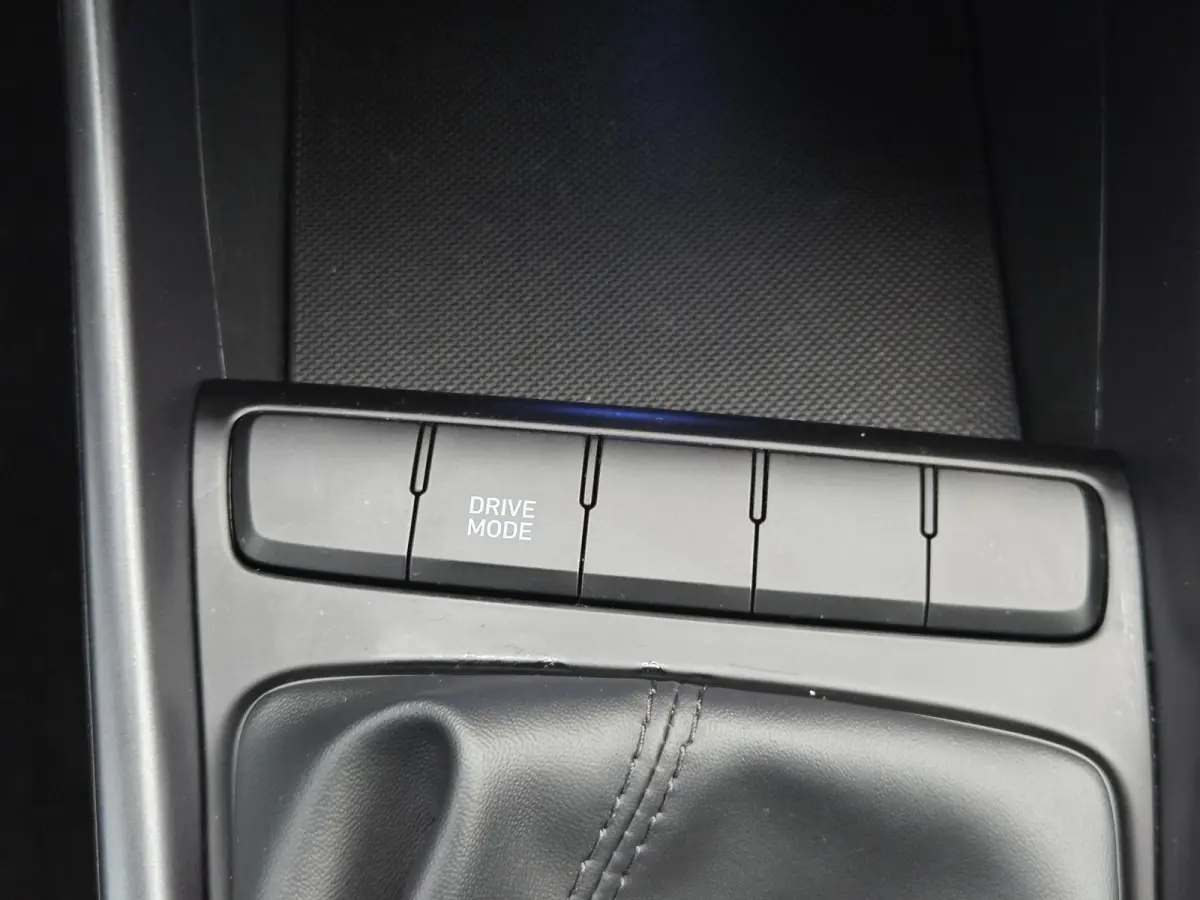 1.0 T-GDI 100pk Comfort | Airco | Camera | Carplay | Cruise control | Dodehoek detectie | Navigatie | Parkeersensoren | Digitaal cockpit | Lichtmetalen velgen